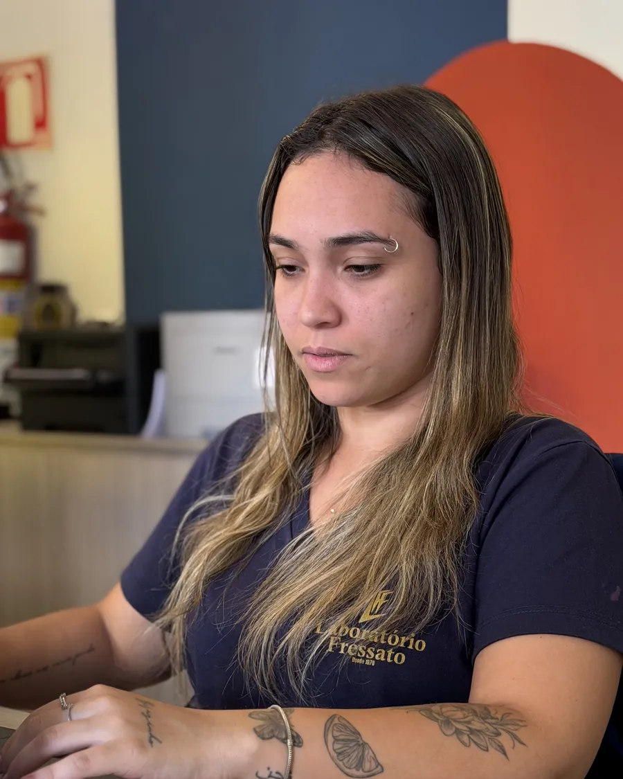 Atendimento na recepção do Laboratório Fressato